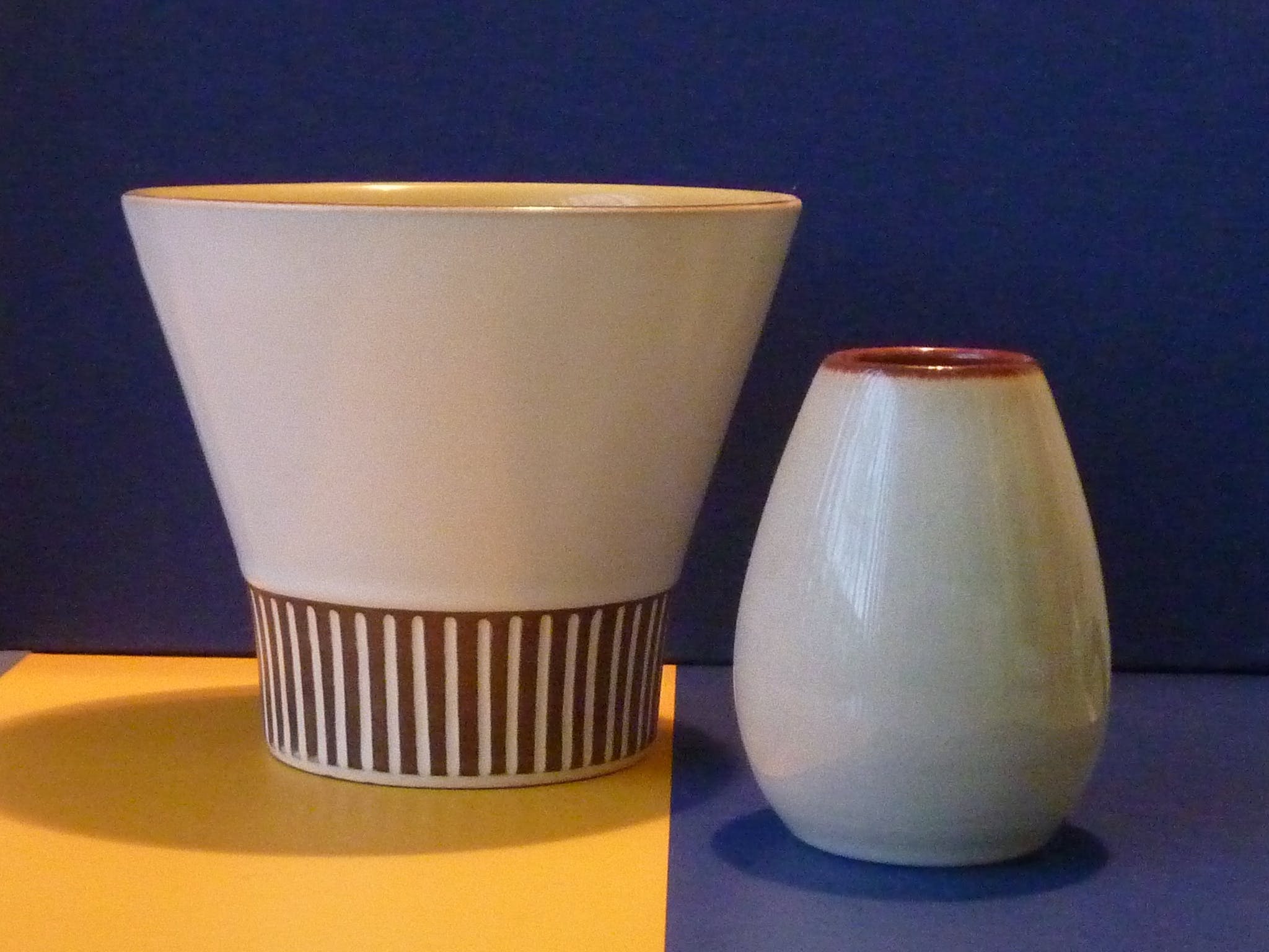 N.V. Keramische Industrie Fris - Bloempot Cleopatra 1960 en vaasje 1952, ontwerp Willem de Vries kopen? Bied vanaf 10!