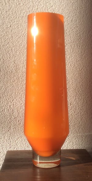 Niet of onleesbaar gesigneerd - HOGE ORANJE GLAZEN DESIGN VAAS kopen? Bied vanaf 1!