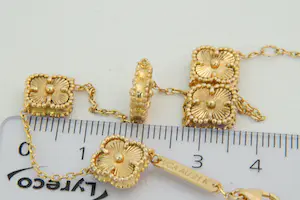 58 - Sierlijk en fijn 20krt geel gouden armband met 5 massieve klavertjes vier kopen? Bied vanaf 480!