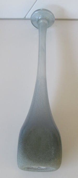 Niet of onleesbaar gesigneerd - Studio hand geblazen glazen flesvaas met vierkante voet kopen? Bied vanaf 1!