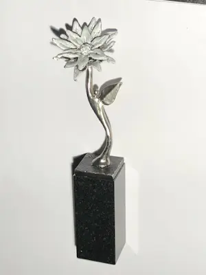 Corry Ammerlaan - Figuur - Zeg het met een bloem sculptuur verzilverd- Tin, Brons, Marmer kopen? Bied vanaf 75!