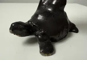 Nicolas Dings - bronzen sculptuur | 'Mobile Home' kaufen? Bieten Sie von 200!