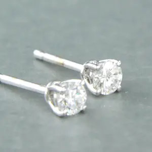 18k wit gouden solitair oorknoppen met briljant geslepen diamant tot. 0,26ct kopen? Bied vanaf 340!