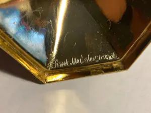 Frank Meisler - Kiddush cup in goud- en zilverkleur met "Duif"-motief, op sokkel – Hoogte 25 cm kopen? Bied vanaf 200!