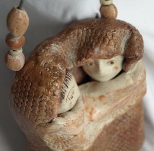 Heidi Daamen - Beeldje van keramiek , “2 Mensjes in een draagzak“ - gesigneerd - 1970 kopen? Bied vanaf 1!