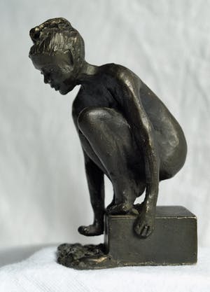 Niet of onleesbaar gesigneerd - Bronzen beeldje , “Meisje aan het water“ kopen? Bied vanaf 1!