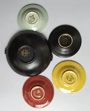 Plateelbakkerij Zuid-Holland - Schaaltje met verschillende asbakjes (9) kopen? Bied vanaf 25!