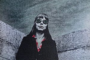 Jan Stijnman - Vrouw met rode tulpen tussen beton-Absurdistisch Foto Handingeschilderd-In lijst kopen? Bied vanaf 10!