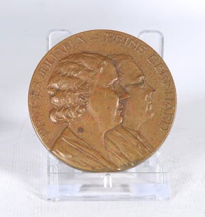 Brons (Onbekend) - Twee bronzen penningen, Prinses Juliana en prins Bernard kopen? Bied vanaf 1!