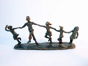 Astrid Veldhuyzen-Koppen - Skulptur von fünf fröhlich tanzenden Kindern, signiert AV im Sockel. kopen? Bied vanaf 25!