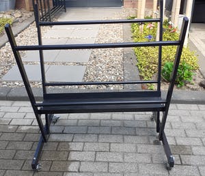 Curiosa - Verrijdbare zwarte stalen presentatiekribbe kopen? Bied vanaf 75!