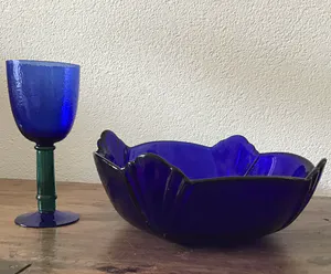 Niet of onleesbaar gesigneerd - Zware blauwe glazen schaal met groot drinkglas kopen? Bied vanaf 1!