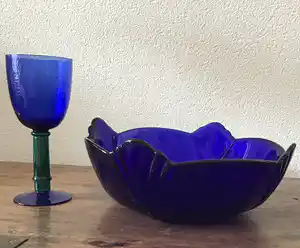 Niet of onleesbaar gesigneerd - Zware blauwe glazen schaal met groot drinkglas verkocht voor € 1!