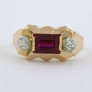 Acheter18k gouden ring bezet met robijn verneuille en Bolsjewiek geslepen diamant? Enchérissez de 195!