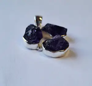 Nieuw een ruwe hanger met Amethist in zijn natuurlijke, onbewerkte vorm kopen? Bied vanaf 80!