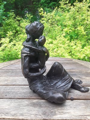 Inka Klinckhard - "Moeder zittend met kind in haar armen". kopen? Bied vanaf 150!