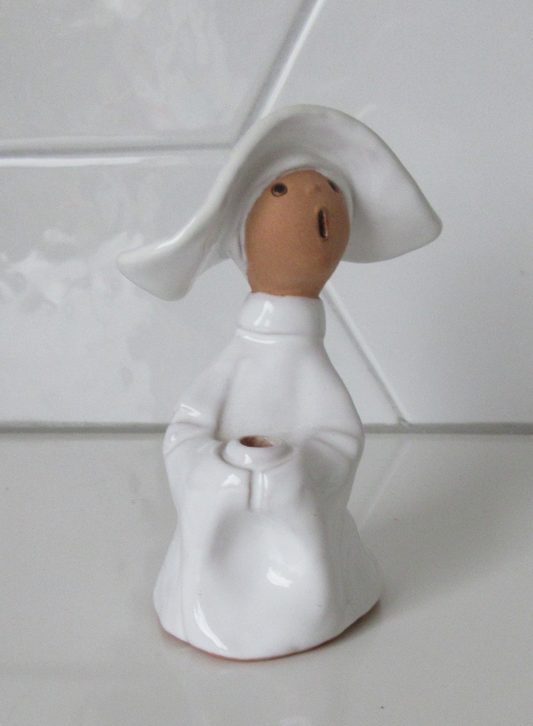 Niet of onleesbaar gesigneerd - Wit geglazuurd aardewerk plastiekje van een nonnetje kopen? Bied vanaf 1!