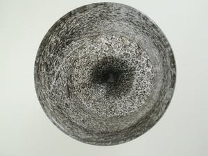 Niet of onleesbaar gesigneerd - Unieke vaas op voet, glas met luchtbellen in tinten grijs. Mondgeblazen. kopen? Bied vanaf 1!