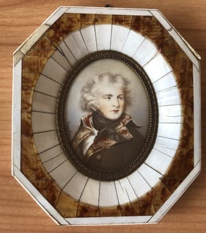 Niet of onleesbaar gesigneerd - 2 Miniatuur schilderijtjes / portretjes ivoor / schildpad - voor 1947 kopen? Bied vanaf 1!