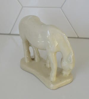 Niet of onleesbaar gesigneerd - Art deco aardewerk plastiek van een grazend paard kopen? Bied vanaf 10!