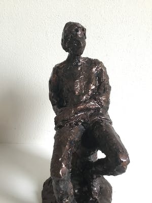 Niet of onleesbaar gesigneerd - Zittend figuur kopen? Bied vanaf 1!