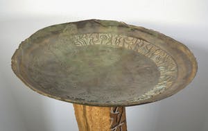 Loek Hambeukers - Grote bronzen schaal op houten sokkel kopen? Bied vanaf 350!