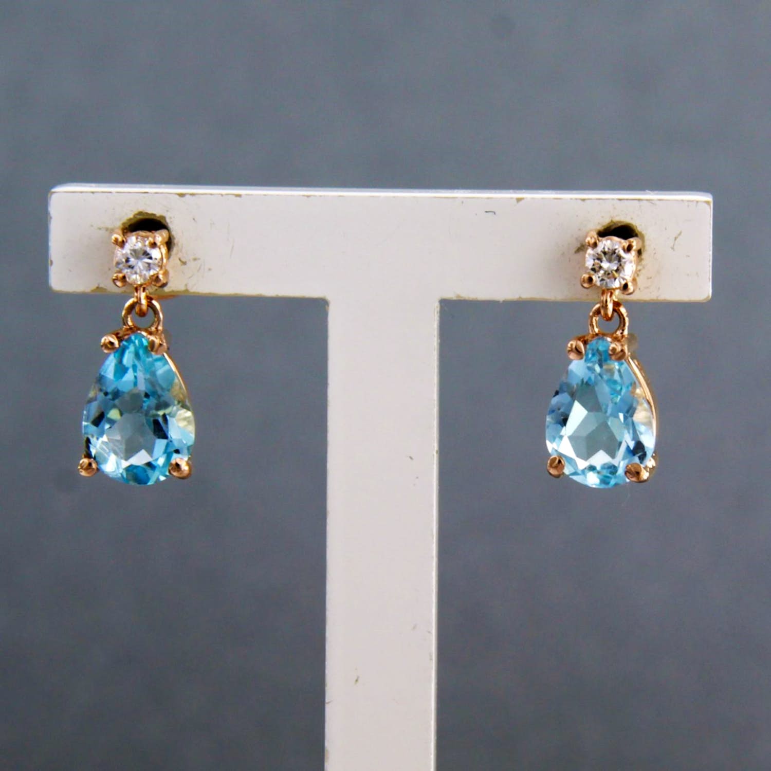 18k rosegouden oorhangers bezet met topaas en briljant geslepen diamant 0.08ct kopen? Bied vanaf 290!