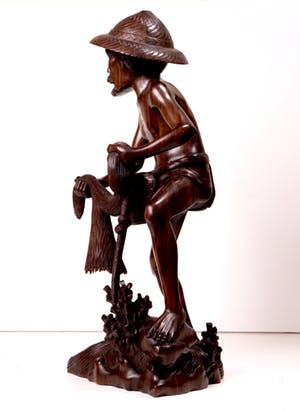 Niet of onleesbaar gesigneerd - Grote tropisch houten sculptuur - Visser met net - Djati hout - Fillipijnen kopen? Bied vanaf 1!