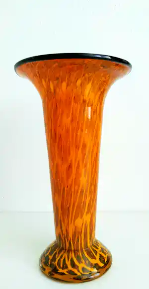 Niet of onleesbaar gesigneerd - handgemaakte vaas oranje glas, blikvanger verkocht voor € 1!