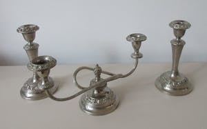 Curiosa - Ianthe - Drie verzilverde Engelse kandelaren kopen? Bied vanaf 1!