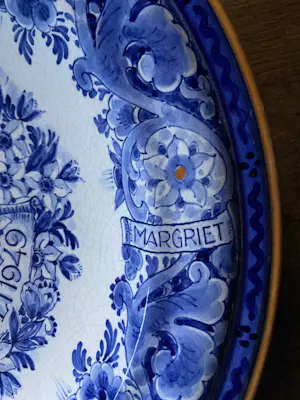 Porceleyne Fles - herdenkingsschotel 12,5 jaar huwelijk Bernhard en Juliana kopen? Bied vanaf 175!