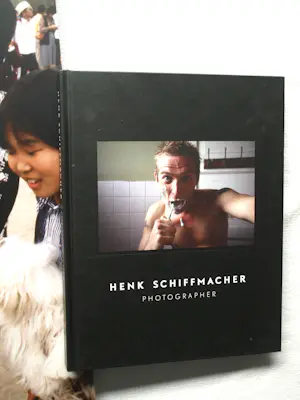 Henk Schiffmacher - Gesigneerde foto op dibond “Vrouw met Honden” + gesigneerd fotoboek kopen? Bied vanaf 150!