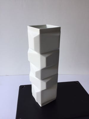 Hutschenreuther - Zeldzame Reliëfvaas (h 27,5 cm) uit de serie Archais ontwerp Heinrich Fuchs kopen? Bied vanaf 135!