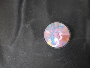 Niet of onleesbaar gesigneerd - Damien Hirst- broche kopen? Bied vanaf 5!