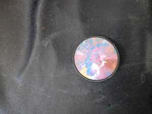 Niet of onleesbaar gesigneerd - Damien Hirst- broche verkocht voor € 5!