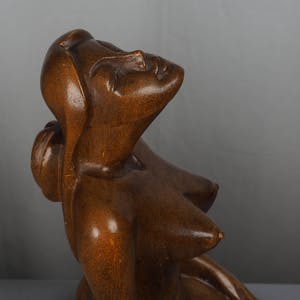 Niet of onleesbaar gesigneerd - Zeer fraai houten vrouwen beeld "Amsterdamse school". kopen? Bied vanaf 1!