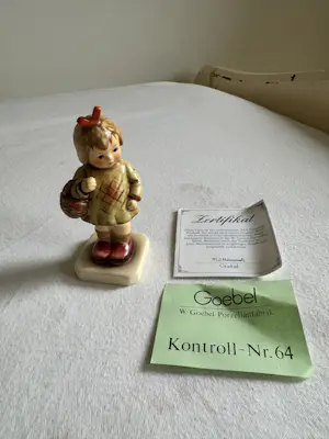 Berta Hummel - Hummel #284 I brought you a gift kaufen? Bieten Sie von 50!