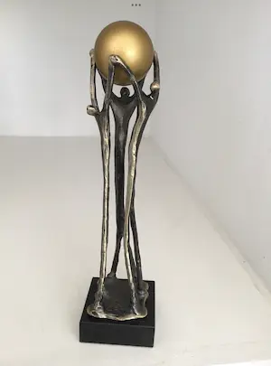 Corry Ammerlaan - Sculptuur “ GEBUNDELDE SAMENWERKING “. Gesigneerd kopen? Bied vanaf 1!