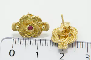 100 -  Leuk paar 18krt gouden mattenklopper oorstekers met rode steentjes kopen? Bied vanaf 150!