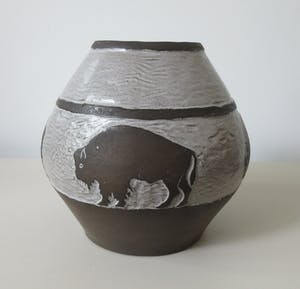 Dries Vermeulen - Grote zeer zeldzame vaas met sgraffito decor van Bizons kopen? Bied vanaf 1!