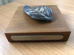 Niet of onleesbaar gesigneerd - Sculptuur Zilveren tabaksblad -Tabaksfabriek J.Gruno 1839 - 1989. kopen? Bied vanaf 10!