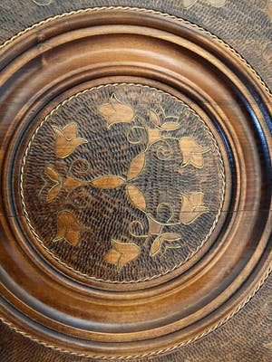 Curiosa - 2 Poolse folkloristische borden met zeer verfijnd houtsnijwerk kopen? Bied vanaf 1!