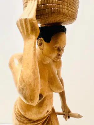 AcheterOnbekend - Afrikaanse houten vrouwensculpturen van Ngimbi Tatu? Enchérissez de 80!
