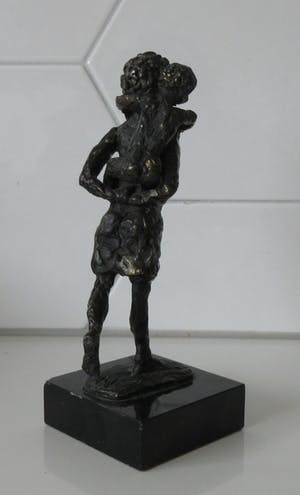 Astrid Veldhuyzen-Koppen - Bronzen Beeld Rennende moeder met kind op haar rug kopen? Bied vanaf 48!