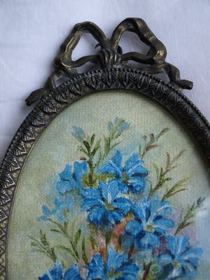 Niet of onleesbaar gesigneerd - Miniatuur bloemstilleven in bronzen lijstje , olieverf , “Blue Leschenaultia“ kopen? Bied vanaf 1!