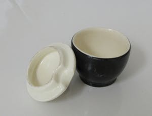 Niet of onleesbaar gesigneerd - Art deco zwart wit aardewerken olie- en azijn Stel kopen? Bied vanaf 10!