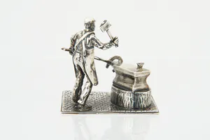 Wed. J.H. van der Meulen, Joure - Groot 2e geh. Zilveren miniatuur "de Hoefsmid" kopen? Bied vanaf 57!