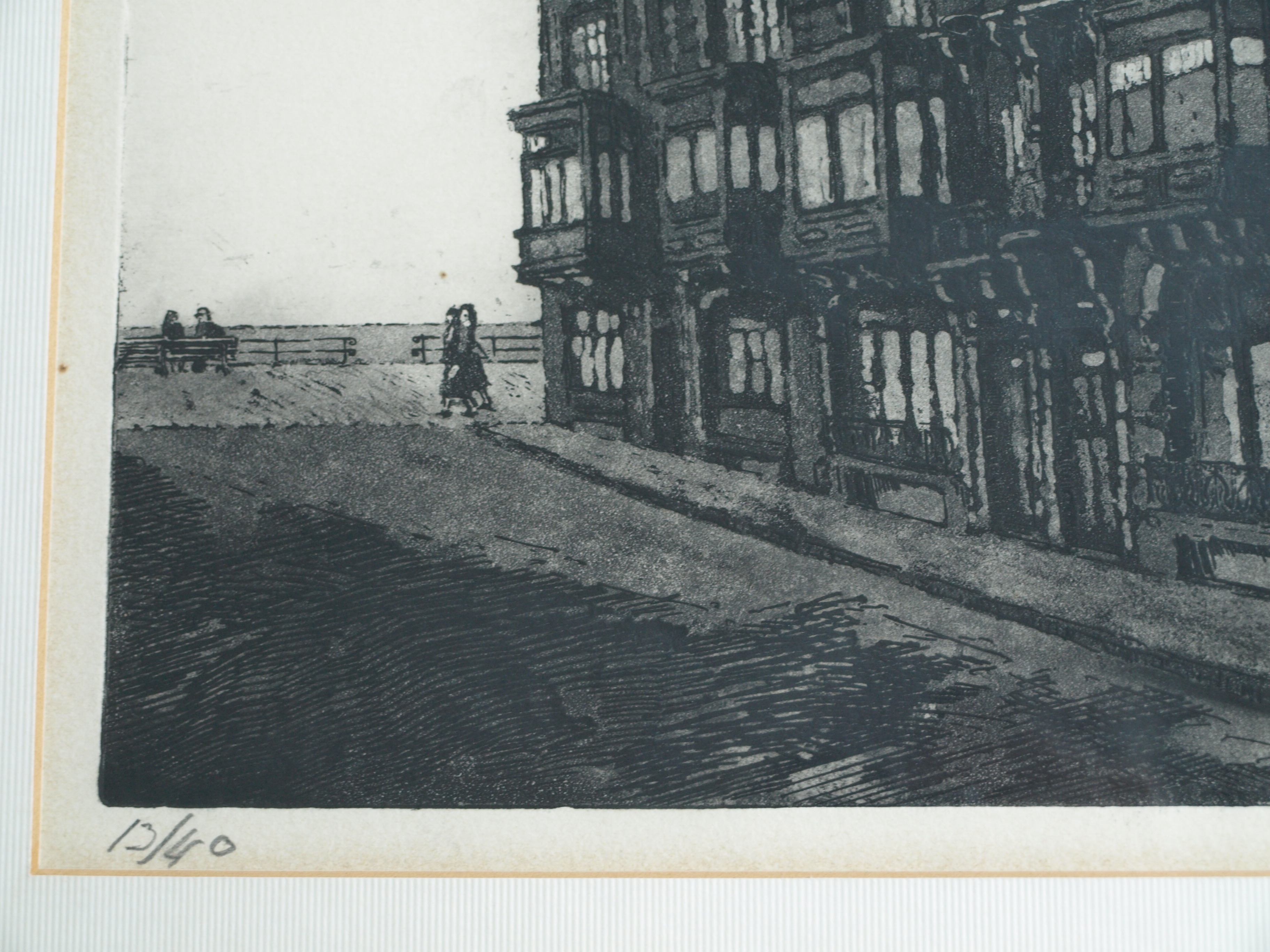 Frans Kohler - Ets , Straatje naar zee in Oostende – gesigneerd & ingelijst – ca 1970 kopen? Bied vanaf 25!