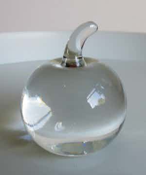 Niet of onleesbaar gesigneerd - Appel en Pompoen - twee glazen presse papiers verkocht voor € 1!