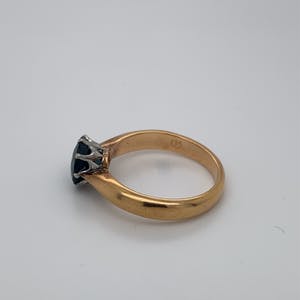 18kt bicolor ring met  saffier, mt 52,5/16,75, 4,75gr kopen? Bied vanaf 260!